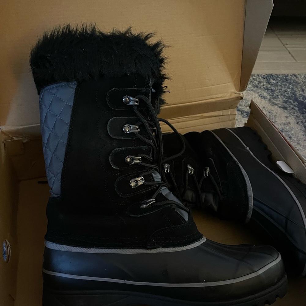 Khombu womens snow boots.
